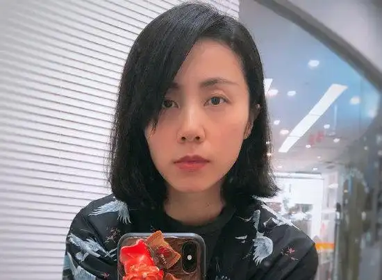 平时生活中,孙莉会在微博晒图, 看看,瞧瞧,素颜的孙莉, 肌肤状况可以