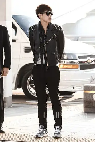 人物 乱混搭不如靠气场 型男演员总比爱豆强   rain 10月10日韩国仁川