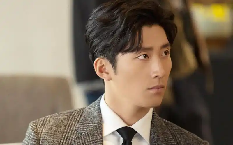 而窦骁的长相虽然算不上是一看就特别帅的那种类型,但是他是属于越看