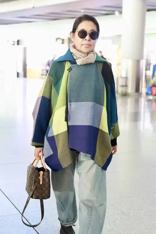 60岁倪萍近照状态佳,穿彩色格纹披肩优雅知性,虽老却气质感依然_颜色