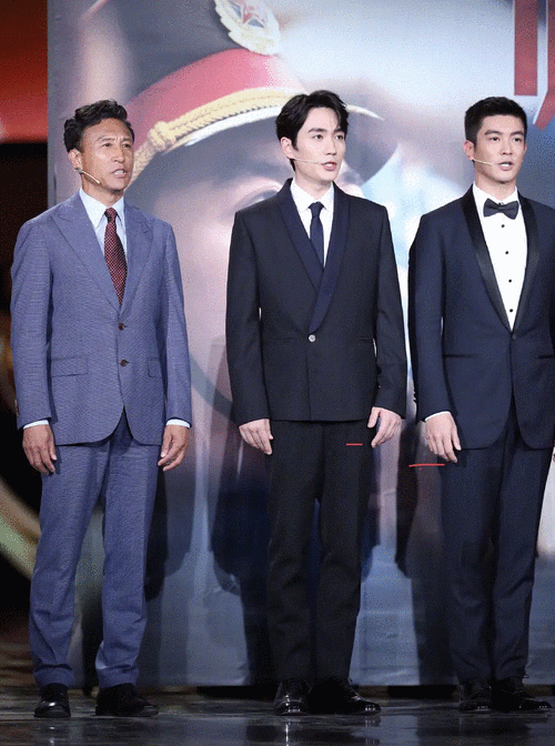 朱一龙别再跟杜江比身高了,穿西装袖子都露不出手!