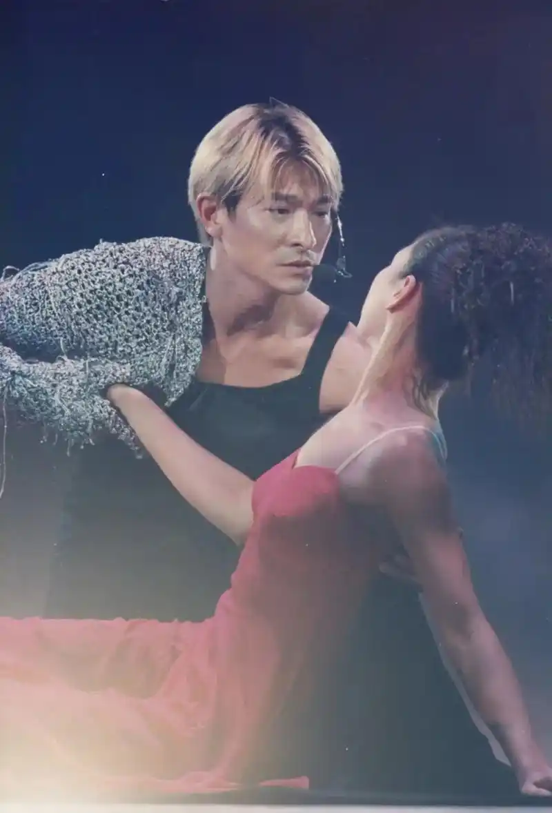 刘德华 #神级现场 #99年演唱会 #华仔 - 抖音