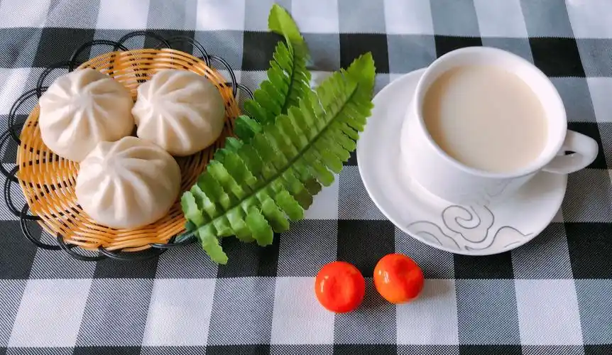 早餐: 黄豆浆 小笼包