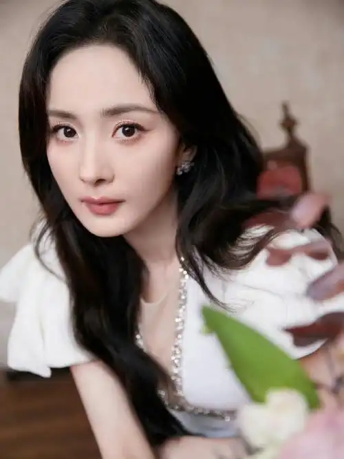 杨幂碎钻露腰白裙