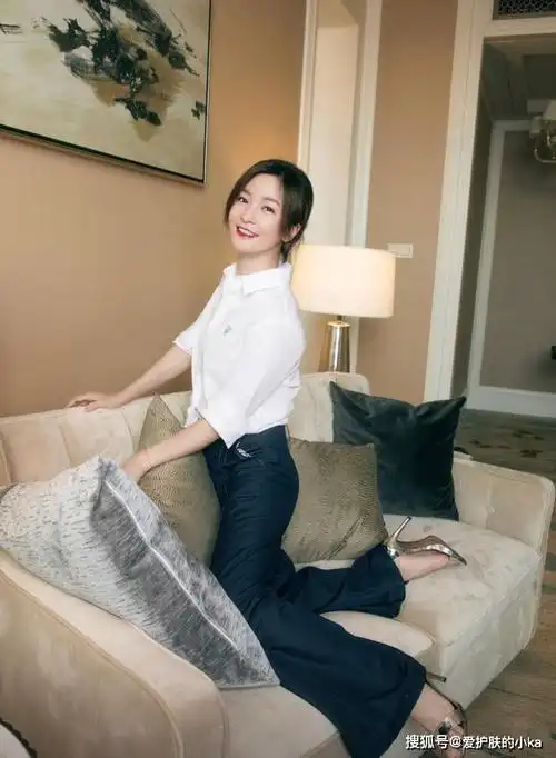 小燕子李晟罕见亮相剪去长发干练清爽丝绸衬衫高级感满满