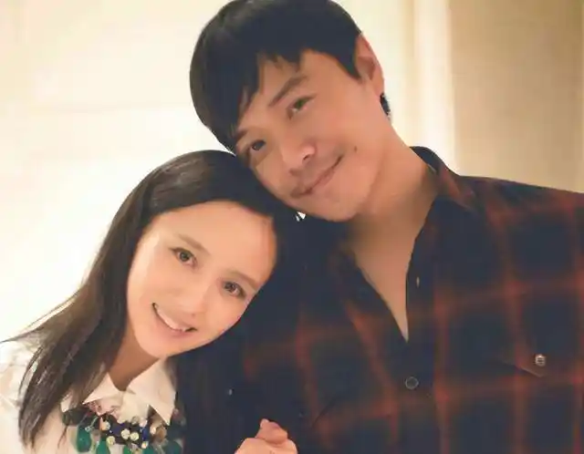 曝陈思诚飞机上被偶遇!从头到尾打量空姐,被指不及胡歌有礼貌