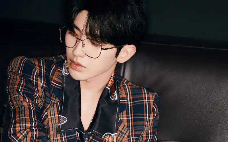 蔡徐坤格子西装文艺帅气图片壁纸