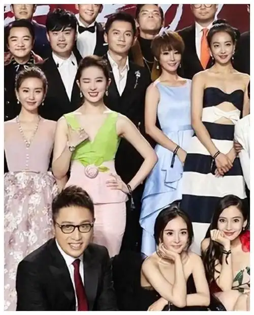 43岁宋佳31岁钟楚曦同框领悟颜值不及气质的内涵