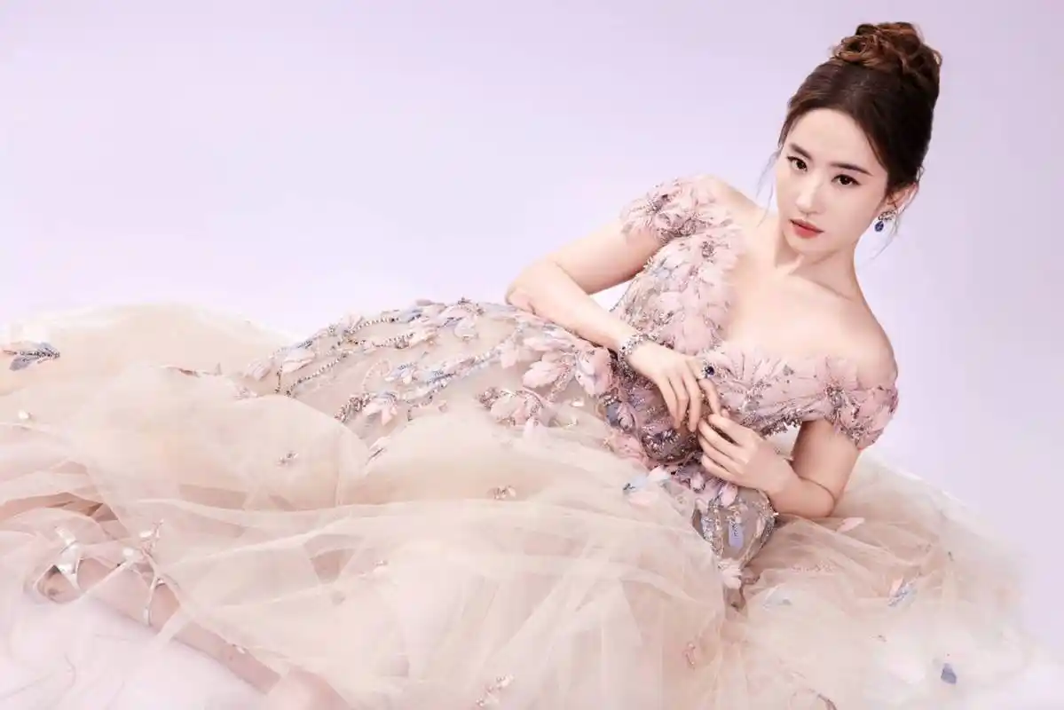 神仙姐姐降临宝格丽活动现场,美到无法呼吸!