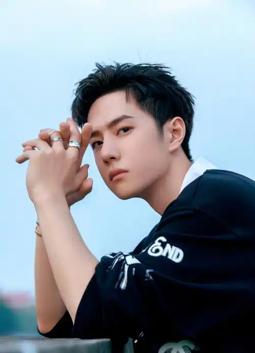 王一博帅气侧颜照图片写真