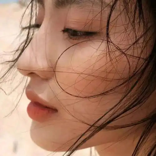 头像女生仰望的太高贬低的只有自己