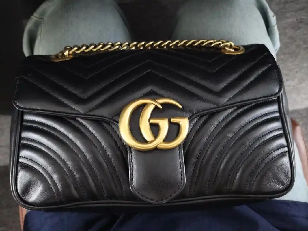 奢侈品包包回收是一个相对专业的行业,它涉及到对奢侈品的评估