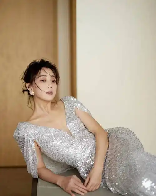 殷桃银色长裙造型,把我惊艳到了,让人无法抵抗_礼服_女人_设计