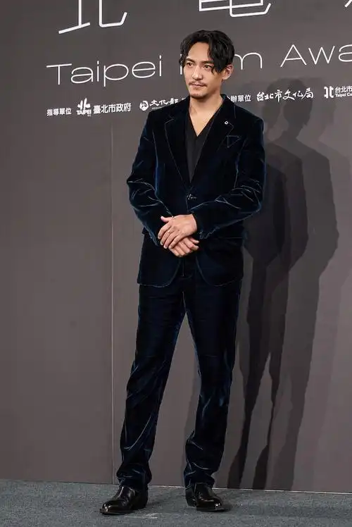 张震出席第23届台北电影奖 墨绿西服彰显成熟型男风范|张震|成熟型
