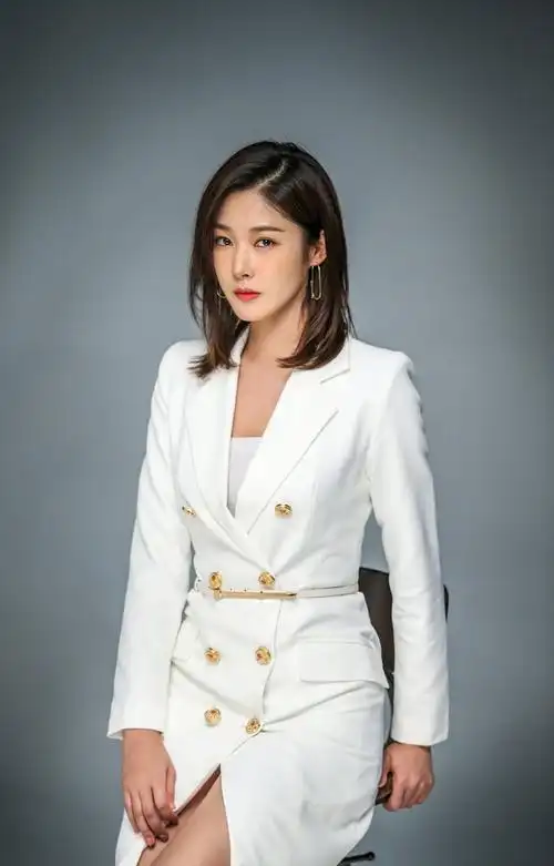 王双时尚干练西装写真图片