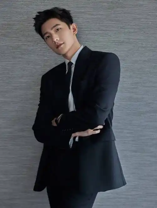 杨洋穿黑色西装参加活动好帅气,默认与王楚然街边热吻绯闻!