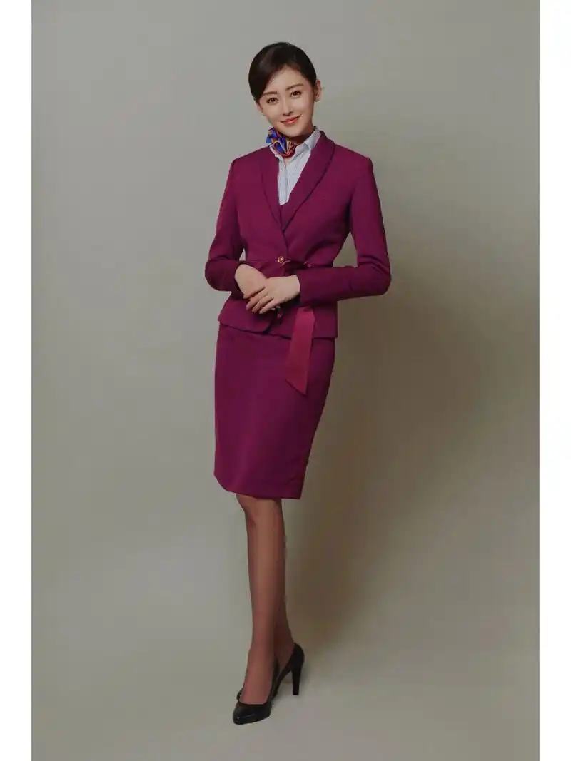 张天爱空姐照,气质拿捏的很到位 在中国机长中,张天爱饰演一名空姐