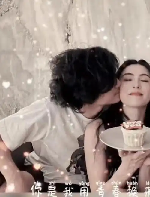 张柏芝熬出头穿无袖裙被俩儿子亲吻好幸福长子狂野神似谢霆锋