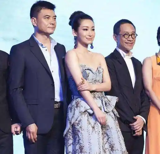 王新军:成名后与妻子分手,二婚娶小7岁秦海璐,今婚姻状况如何_唐静