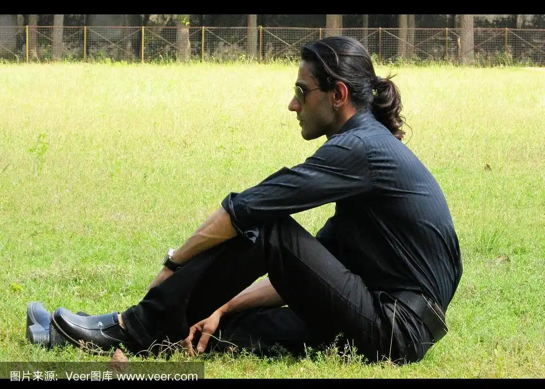 热情的男人扎马尾,戴黑色墨镜