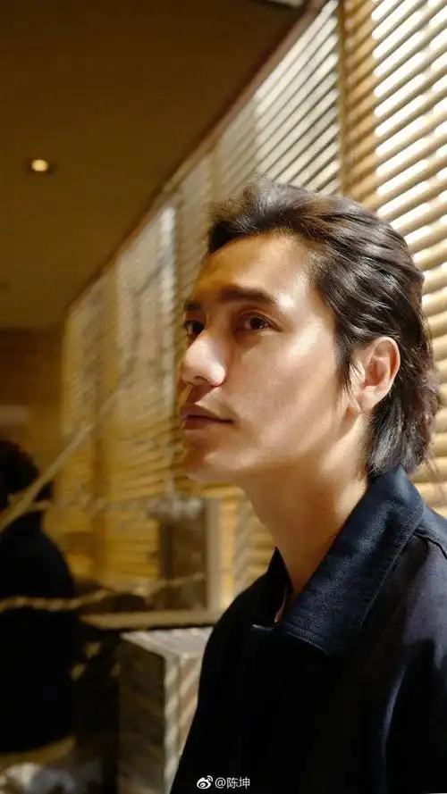 陈坤扎小辫自拍上演"侧颜杀" 眉目英挺气质深沉