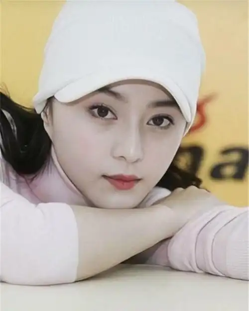 范冰冰24岁旧照曝光满脸胶原蛋白超迷人笑容温暖有气质