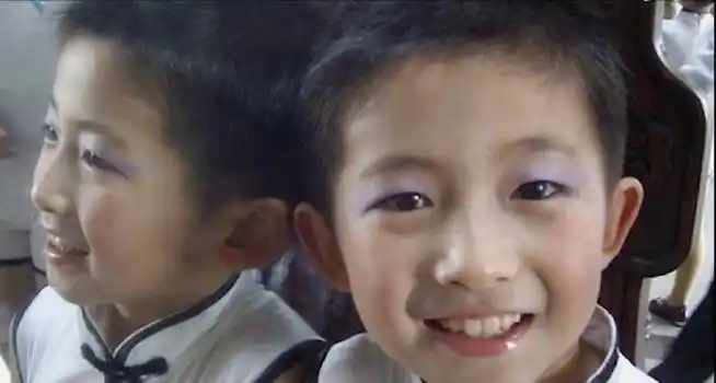 继承到妈妈的美貌了哈哈哈哈这种时候就该翻出来看看小时候的刘宇了