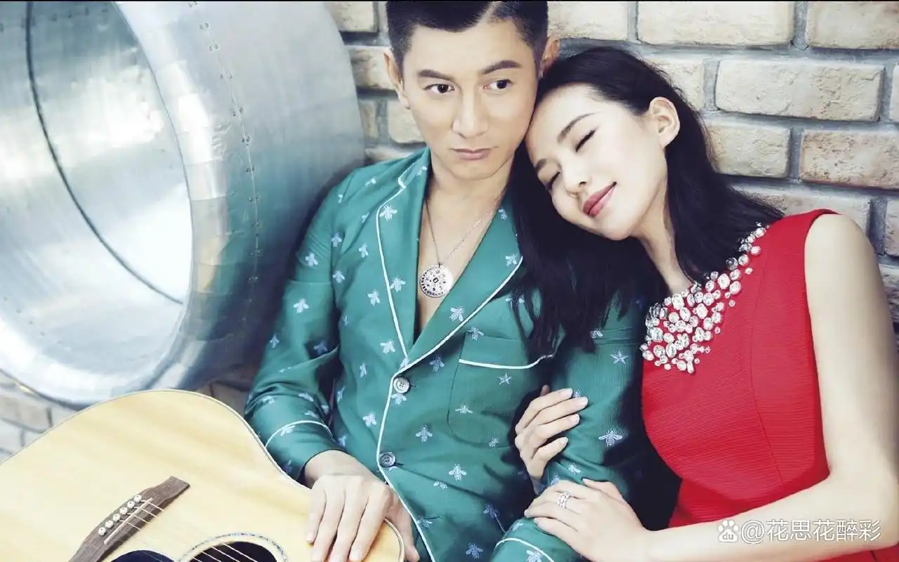 吴奇隆刘诗诗罕见同框,两人带儿子出行交流频繁,一家三口很幸福