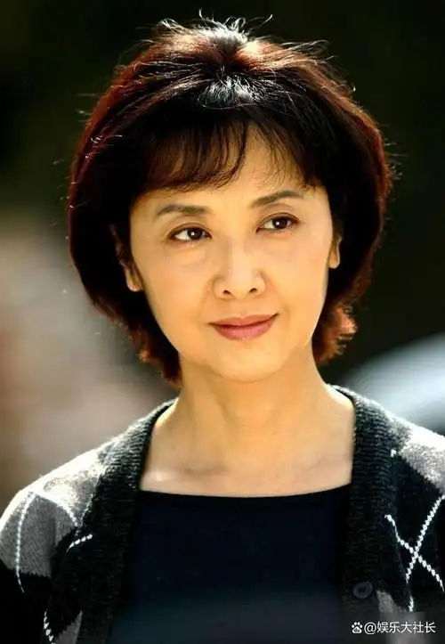 作为奶奶级辈分的人物,她平日里的状态依旧像30多岁中年女演员的感觉