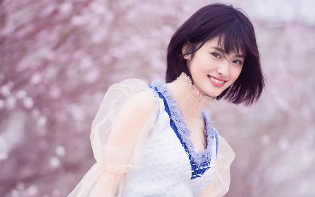 沈月清爽甜美户外写真图片桌面壁纸