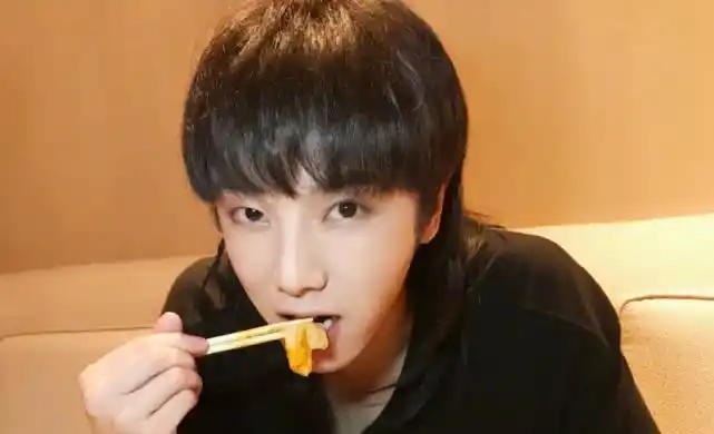 华晨宇录节目被摁进水里,粉底全部"脱妆",30岁肤质太真实