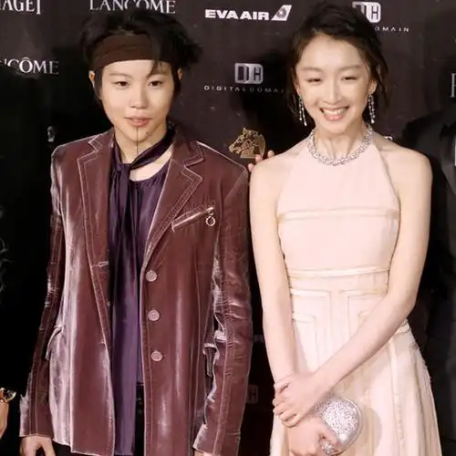 周冬雨窦靖童晒照互黑我却发现她们变美的秘密