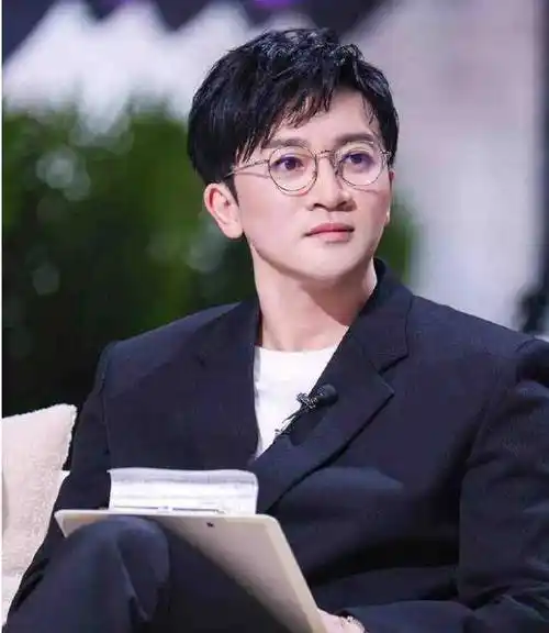 原创48岁苏有朋参加综艺面部圆润发福明显本人晒杜飞剧照回应