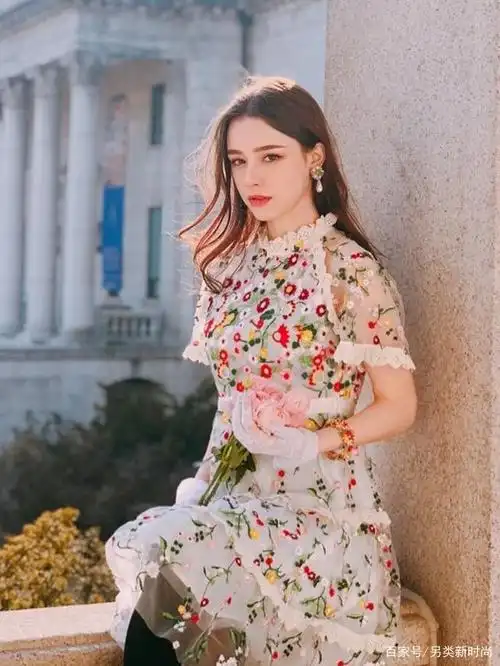 达莎的"仙女颜"无懈可击,身着碎花裙"美到窒息"