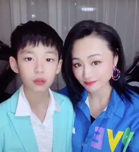 曹颖晒全家福辟谣女儿传闻并拒绝再生10岁儿子俊朗帅气