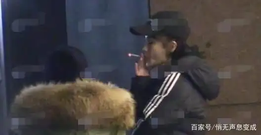 看过郑爽在街上抽烟的照片,我们还分析,爽姐抽烟的姿势是很老的司机.