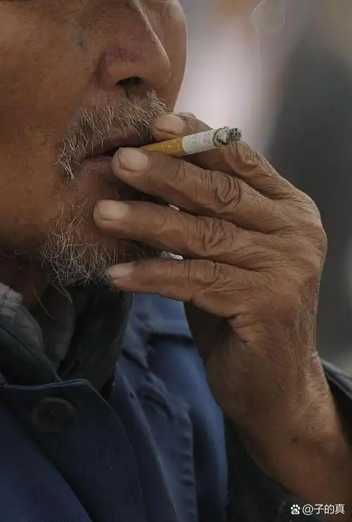 所有烟民都沉默了,云冈石窟景区里4个年轻人在角落抽烟的照片被传到