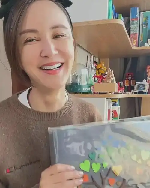 袁弘与老婆恩爱合影,张歆艺素颜出镜瘦成锥子脸,下巴太尖认不出