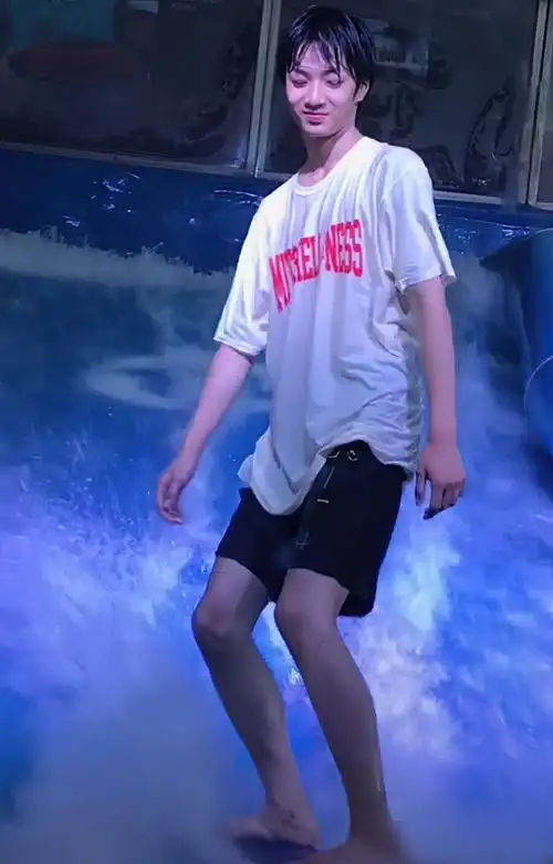 刘耀文中考压力大水上冲浪解压摔倒数次不怕受伤依旧要玩