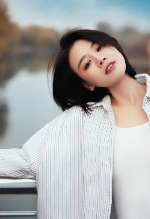 马思纯白色条纹棉服造型冬至写真笑露贝齿温暖又明媚