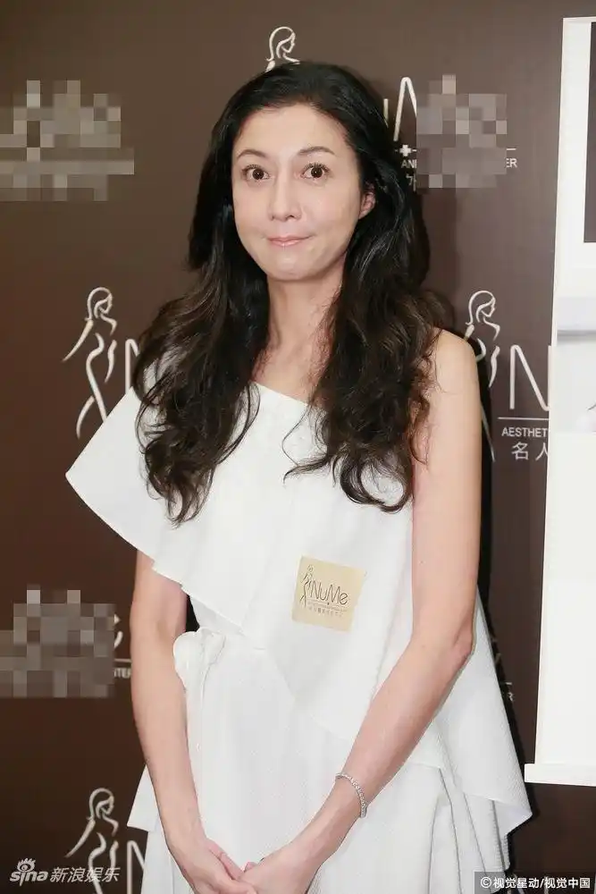 吴绮莉穿斜肩白裙秀美腿 当年亚姐冠军风采不减