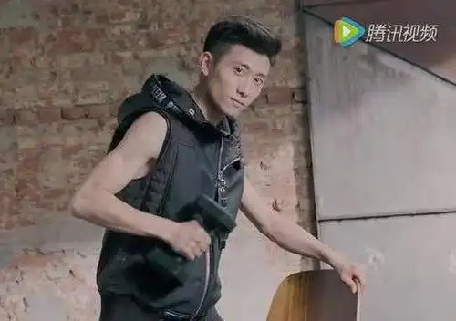 张一山的眼线再撩人 也不如这一身肌肉套路你