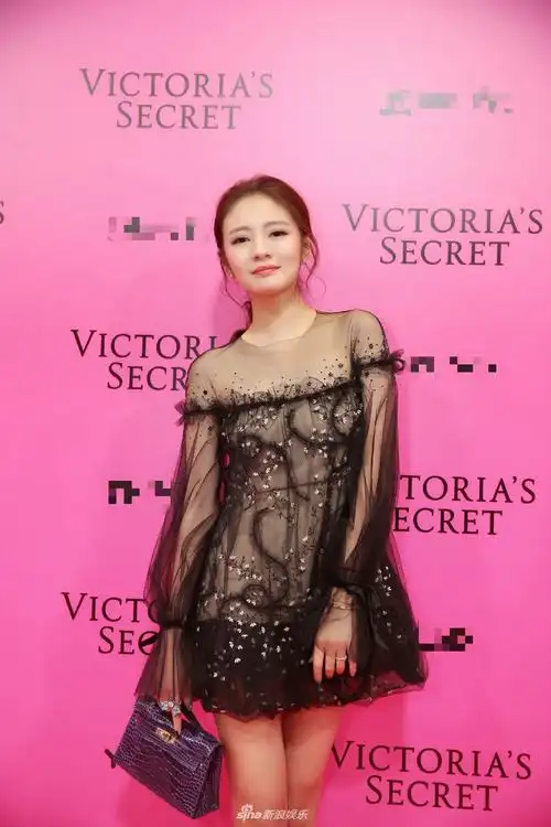 安以轩黑色薄纱短裙现身维密秀