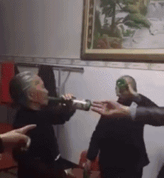 老两口喝酒感情深一口闷干了gif动图_动态图_表情包下载_soogif