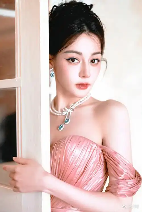 迪丽热巴# #迪丽热巴扛住了顶光# #明星# #动态