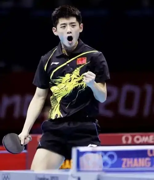 只见,照片中张继科身穿黑色滑雪服,手持滑雪板,坐在雪地上.