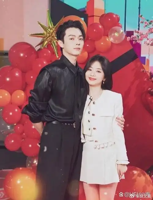 网友说:许凯和谭松韵的新剧最后的婚纱照蛮有氛围感的,每一张都很唯美