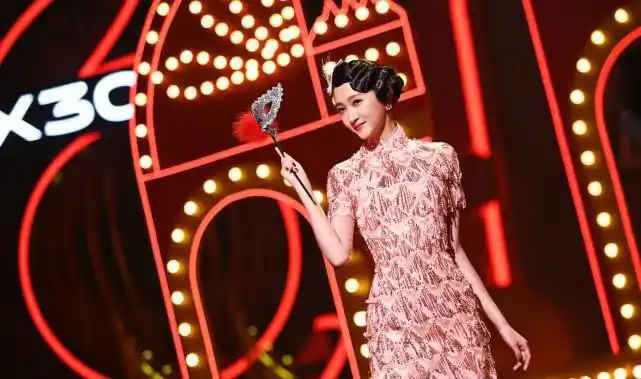 关晓彤亮相王牌对王牌两套旗袍造型惊艳全场