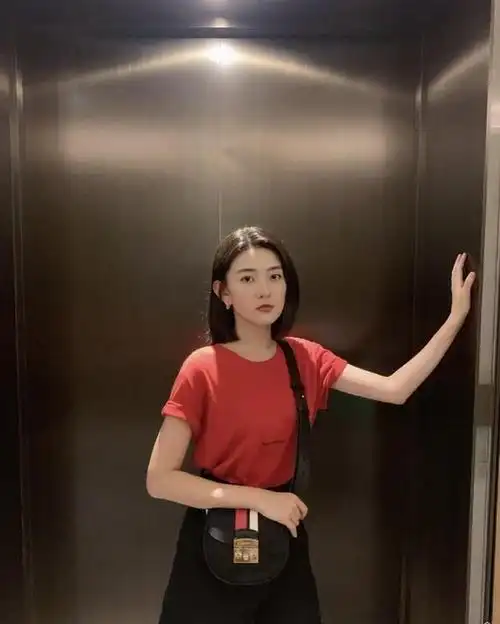 梁洁身穿黑色拖尾裙化身高贵黑天鹅尽显端庄优雅这表现力好绝