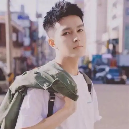 男生两边推光发型图片